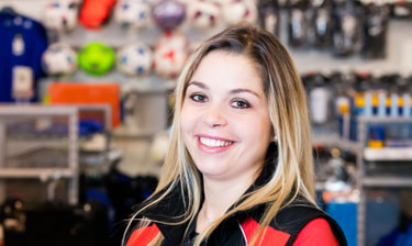 Junge blonde Mitarbeiterin im SportXX Thumbnail